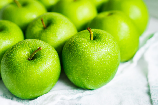 Bright green apples on white napkin - Fotografie, Obrázek