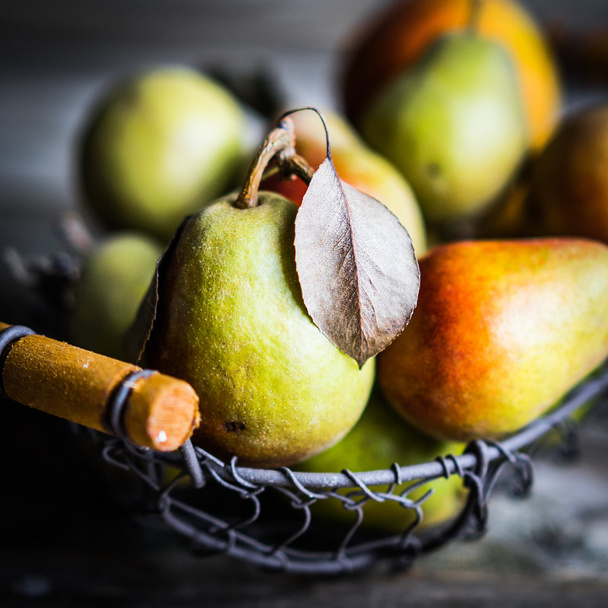 Autumn pears on rustic wooden background - Foto, afbeelding