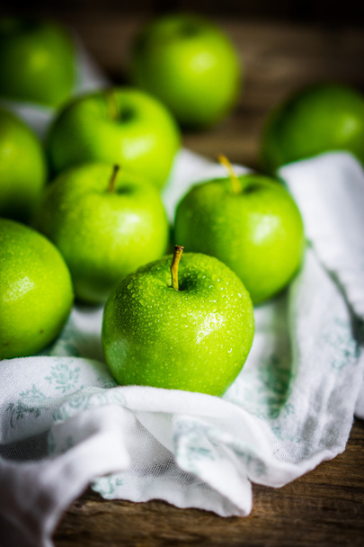 Bright green apples on wooden background - Foto, afbeelding