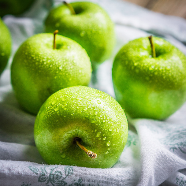 Bright green apples on wooden background - Foto, Bild