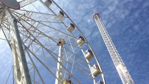 Amusement Park. Spinning Ferris wheel - Footage, Video