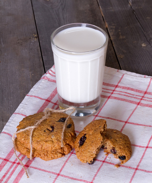 Oatmeal cookies with raisins and glass of milk - Foto, afbeelding
