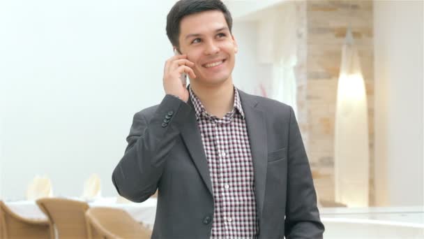 Νέους ελκυστικές επιχειρηματίας λαμβάνει ένα τηλεφώνημα και χαμογελαστός - Πλάνα, βίντεο