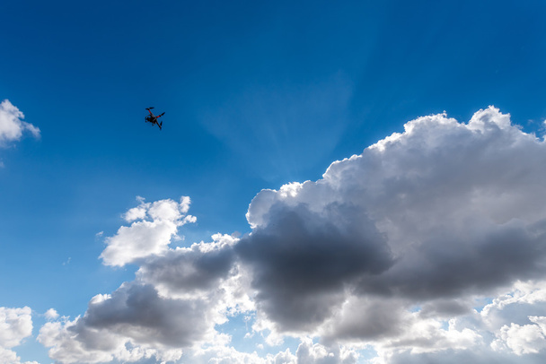 Pequeño dron y nubes oscuras
 - Foto, imagen
