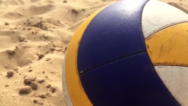 Volleybal bal en zand. - Video