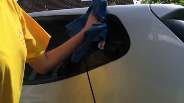 Lány lány ezüst autó tisztítása. - Felvétel, videó