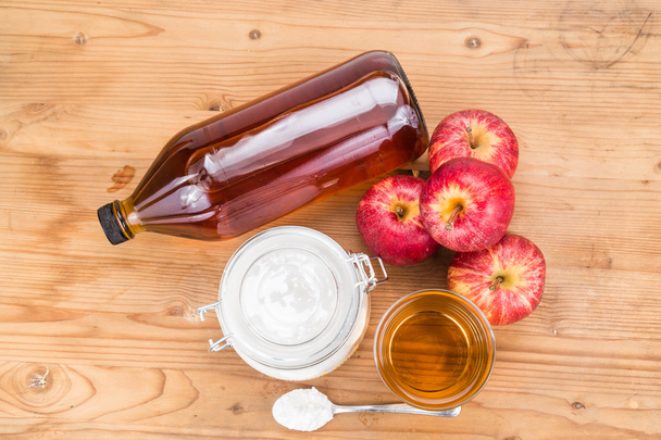 Asit reflü için Apple elma suyu sirke ve kabartma tozu birlikte - Fotoğraf, Görsel