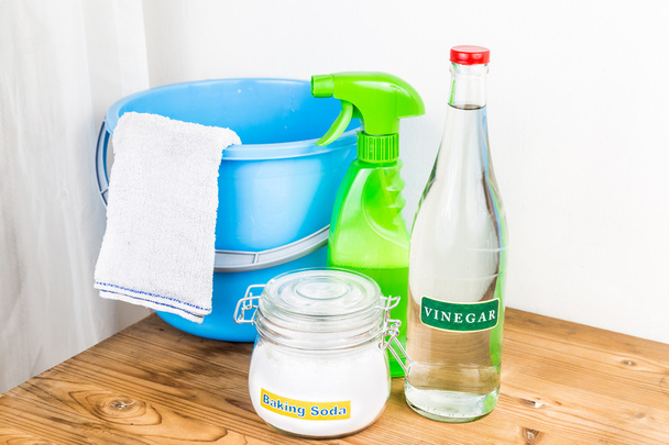 Bicarbonato de sódio com vinagre, mistura natural para limpeza eficaz da casa
 - Foto, Imagem