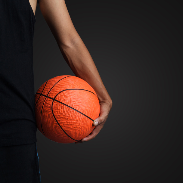 Bola de basquete nas mãos
 - Foto, Imagem