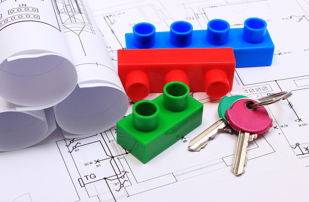 Ключи от дома, строительные блоки и электропроводка на чертежах дома
 - Фото, изображение