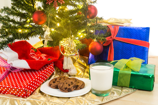 Milch und Plätzchen für den Weihnachtsmann unterm Weihnachtsbaum. - Foto, Bild