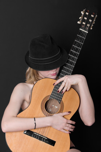 woman with a guitar - 写真・画像