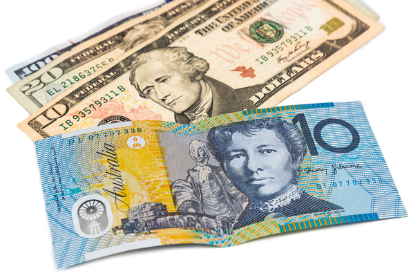 Close up van Australische Dollar munt opmerking tegen ons Dollar - Foto, afbeelding