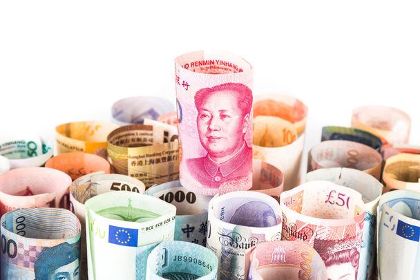 Montón de billetes en euros enrollados con China Yuan Renminbi en la parte superior
 - Foto, Imagen