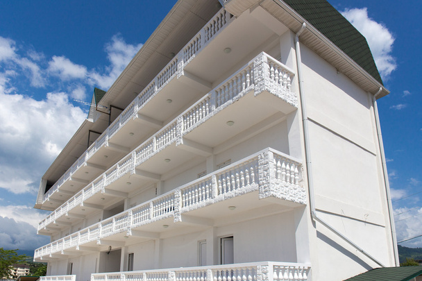 White apartment house with balconies - Foto, Bild