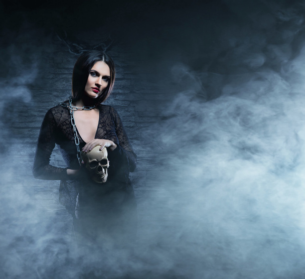 молодая и сексуальная ведьма в темнице
 - Фото, изображение