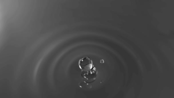 Tropfen dunkles Wasser Makro mit dem Fokuseffekt (Tropfen 2) hd video 1080 - Filmmaterial, Video