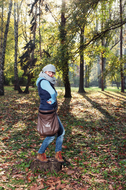 Jovem mulher caucasiana posando no parque da cidade de outono
 - Foto, Imagem