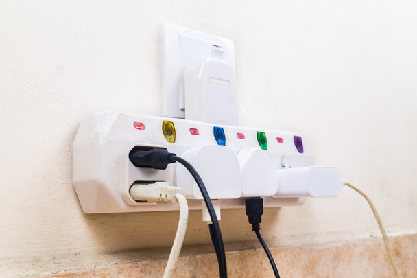 Handige meerdere elektriciteit stekkers aangesloten op multi-adapter - Foto, afbeelding