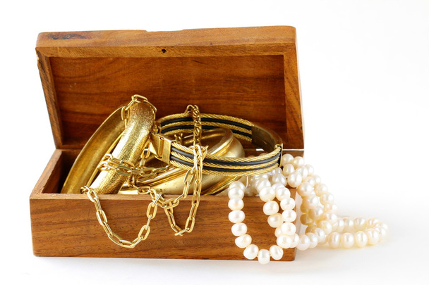 Cofre del tesoro joyas de oro, pulseras y perlas
 - Foto, imagen