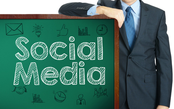 Κοινωνικών μέσων μαζικής ενημέρωσης στην μαυροπίνακα παρουσίαση από τον επιχειρηματία ή δάσκαλος - Φωτογραφία, εικόνα
