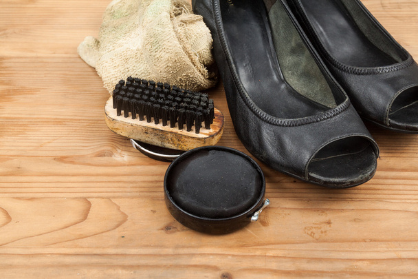 Vernis à chaussures avec brosse, tissu et chaussure de cour pour dames usée sur bois
 - Photo, image