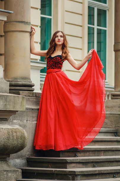 Mulher bonita em vestido vermelho com espartilho
 - Foto, Imagem
