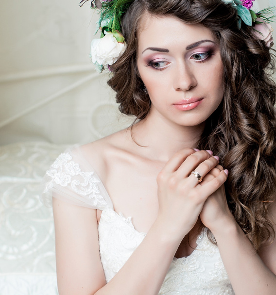 Πορτρέτο του όμορφη νύφη μελαχρινή με μακιγιάζ - Φωτογραφία, εικόνα