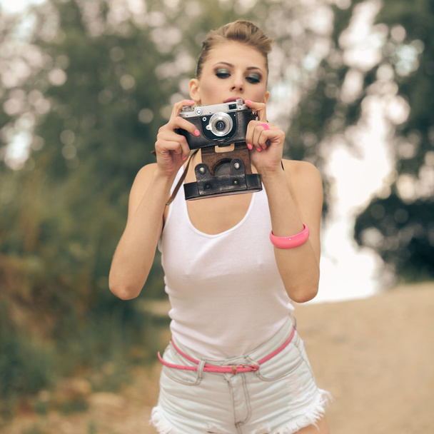 hipster menina usando câmera vintage
. - Foto, Imagem