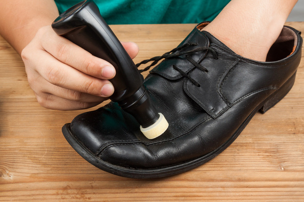 人研磨と復元液体靴 po と靴の着用 - 写真・画像
