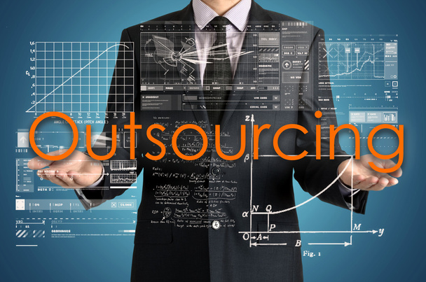 Geschäftsmann präsentiert Outsourcing-Konzept aus eigener Hand - Foto, Bild