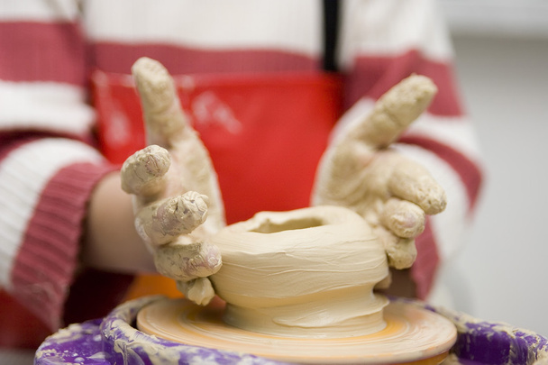 Dziecka ręce nad ceramiki koło zabawka - Zdjęcie, obraz