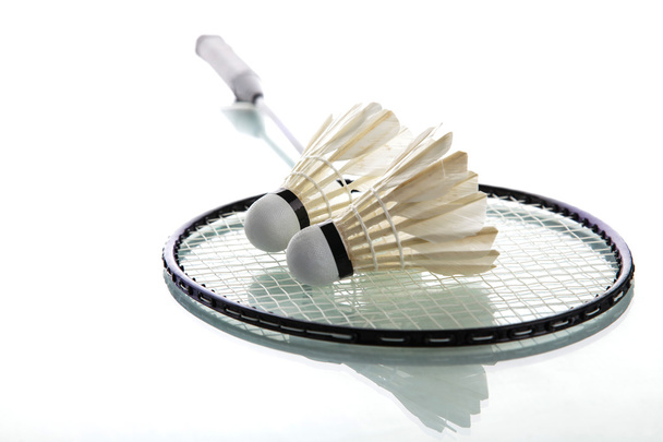 Shuttle op badminton racket - Foto, afbeelding