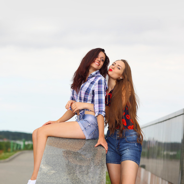Twee positieve hipsters vriendinnen - Foto, afbeelding
