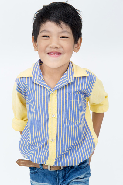 Portrait de asiatique heureux garçon regardant caméra
  - Photo, image