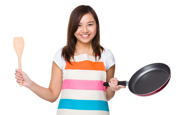 Asiático jovem dona de casa no avental
 - Foto, Imagem