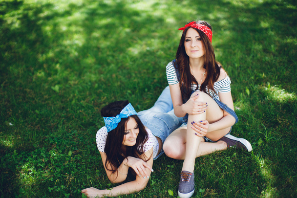 Beautiful girls in park - Foto, Imagen
