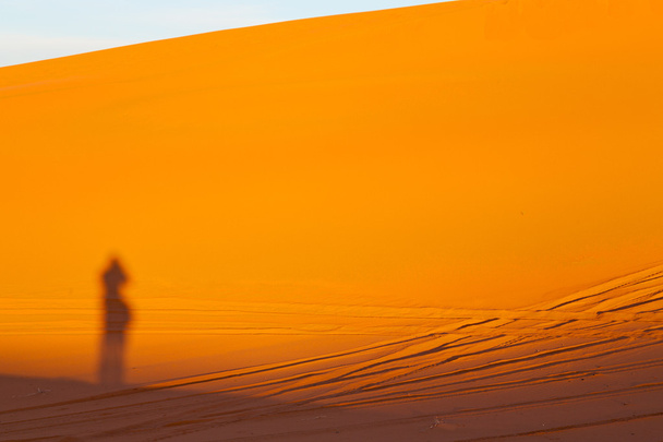 モロッコ砂と砂丘の中の太陽 - 写真・画像