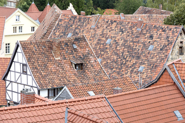 クヴェトリンブルクの町、ドイツの木組みの家の屋根 - 写真・画像