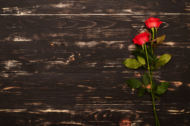 rosas no fundo de madeira grunge
 - Foto, Imagem
