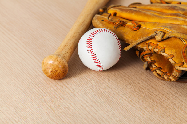 Εξοπλισμό μπέιζμπολ σε φόντο ξύλου - Φωτογραφία, εικόνα