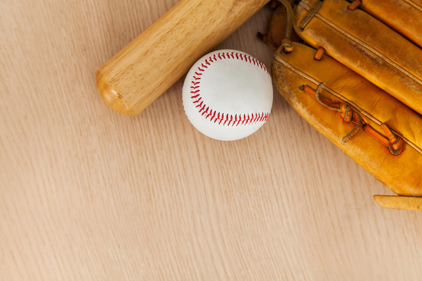 Baseball-laitteet puupohjalla
 - Valokuva, kuva