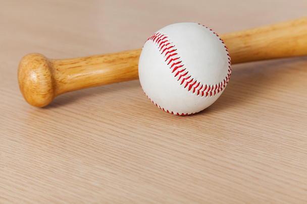 Equipo de béisbol sobre fondo de madera - Foto, imagen