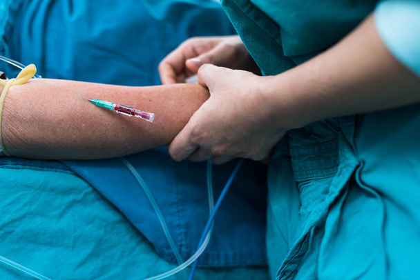 Anästhesist Krankenschwester öffnen intravenöse Flüssigkeit - Foto, Bild