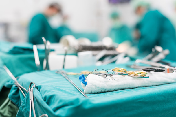 Instruments chirurgicaux pour la chirurgie à cœur ouvert
 - Photo, image