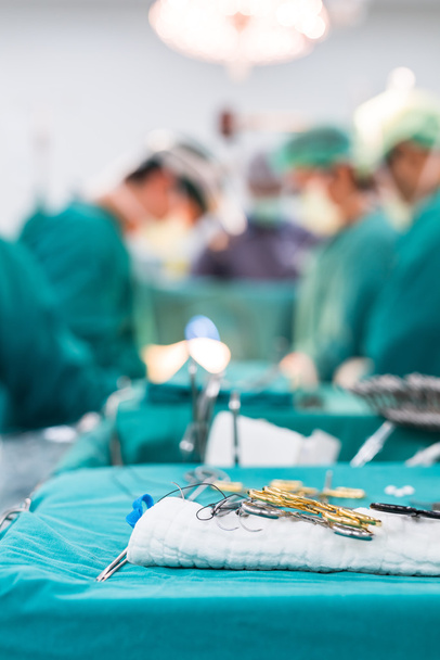 Instrumentos quirúrgicos para cirugía a corazón abierto
 - Foto, Imagen