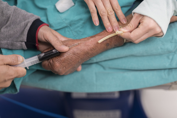 Krankenschwester entnimmt Patientin Blut - Foto, Bild