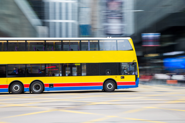Путешествие на автобусе с размытым движением в Центральном Гонконге
 - Фото, изображение