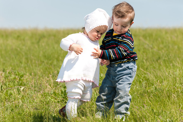 iki küçük çocuklar bahar yürüyüşü - Fotoğraf, Görsel
