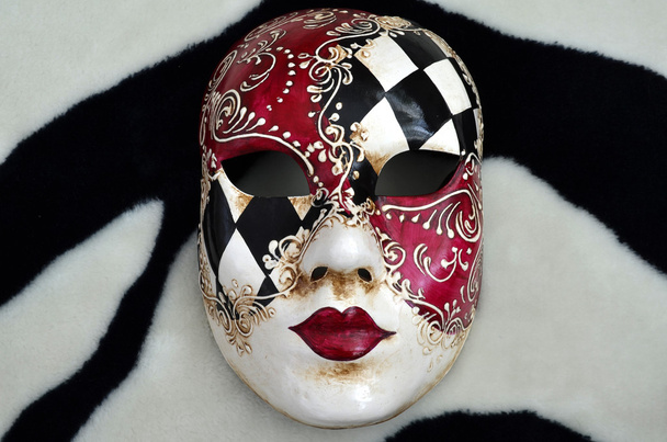 Benátská maska v černé a bílé pozadí - Fotografie, Obrázek